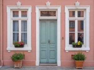 De quelle couleur peindre les encadrements de porte pour sublimer vos murs
